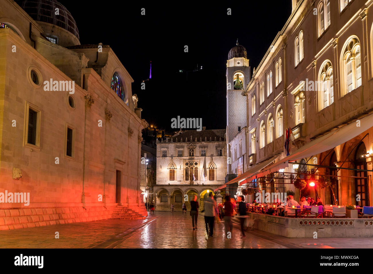 Photo de nuit de la tour Bell, Stradun de Dubrovnik, Croatie, Europe Banque D'Images