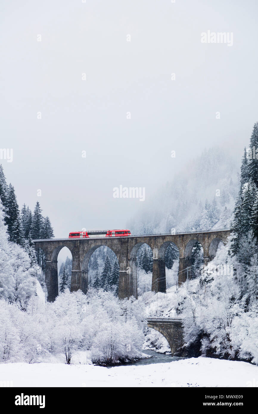 Mont Blanc Express train passer sur un viaduc, Chamonix, Haute Savoie, Rhone Alpes, France, Europe Banque D'Images