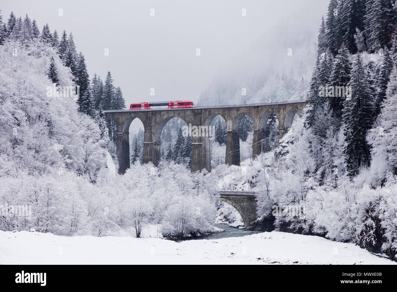 Mont Blanc Express train passer sur un viaduc, Chamonix, Haute Savoie, Rhone Alpes, France, Europe Banque D'Images