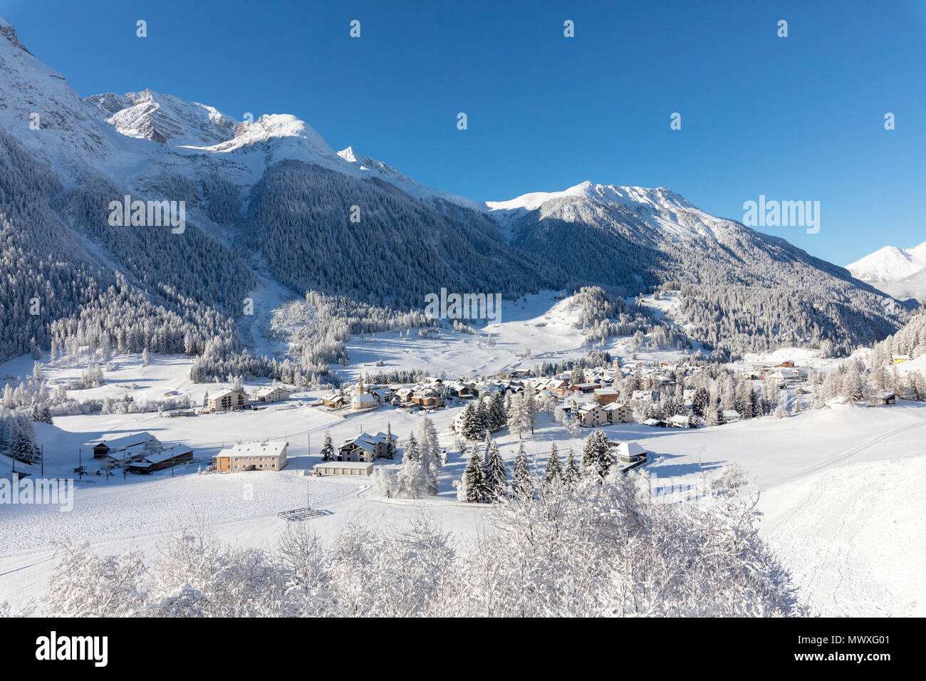 Village alpin de Bergun couverte de neige, vallée de l'Albula, Canton des Grisons, Suisse, Europe Banque D'Images