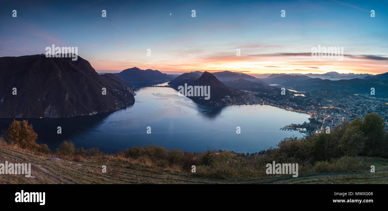 Vue panoramique du lac de Lugano au coucher du soleil depuis le Monte Bre, Canton du Tessin, Suisse, Europe Banque D'Images