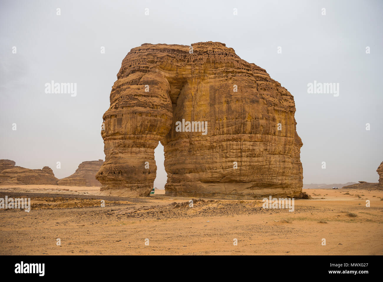 Dans l'éléphant géant arch rock, Al Ula, en Arabie Saoudite, Moyen Orient Banque D'Images
