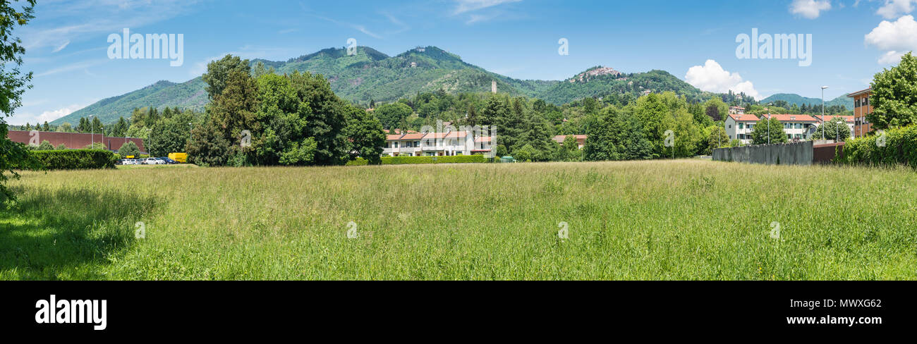 Varese, Italie. Vue panoramique vers la montagne derrière la ville, le Campo dei Fiori (parc régional) et le petit village de Sacro Monte (UNESCO site) Banque D'Images