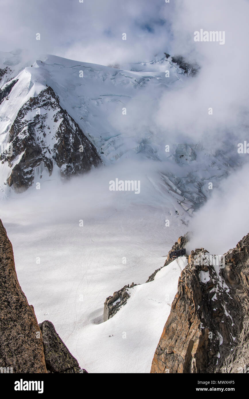 À la recherche jusqu'à la Vallée Blanche et le refuge des Cosmiques, Chamonix, Haute Savoie, Rhone Alpes, France Banque D'Images