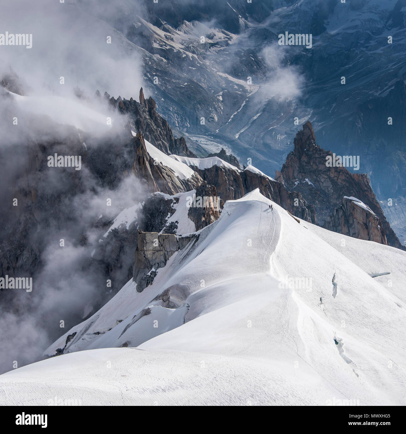 Regardant vers le bas de la crête dans la Vallée Blanche, Chamonix, Haute Savoie, Rhone Alpes, France Banque D'Images