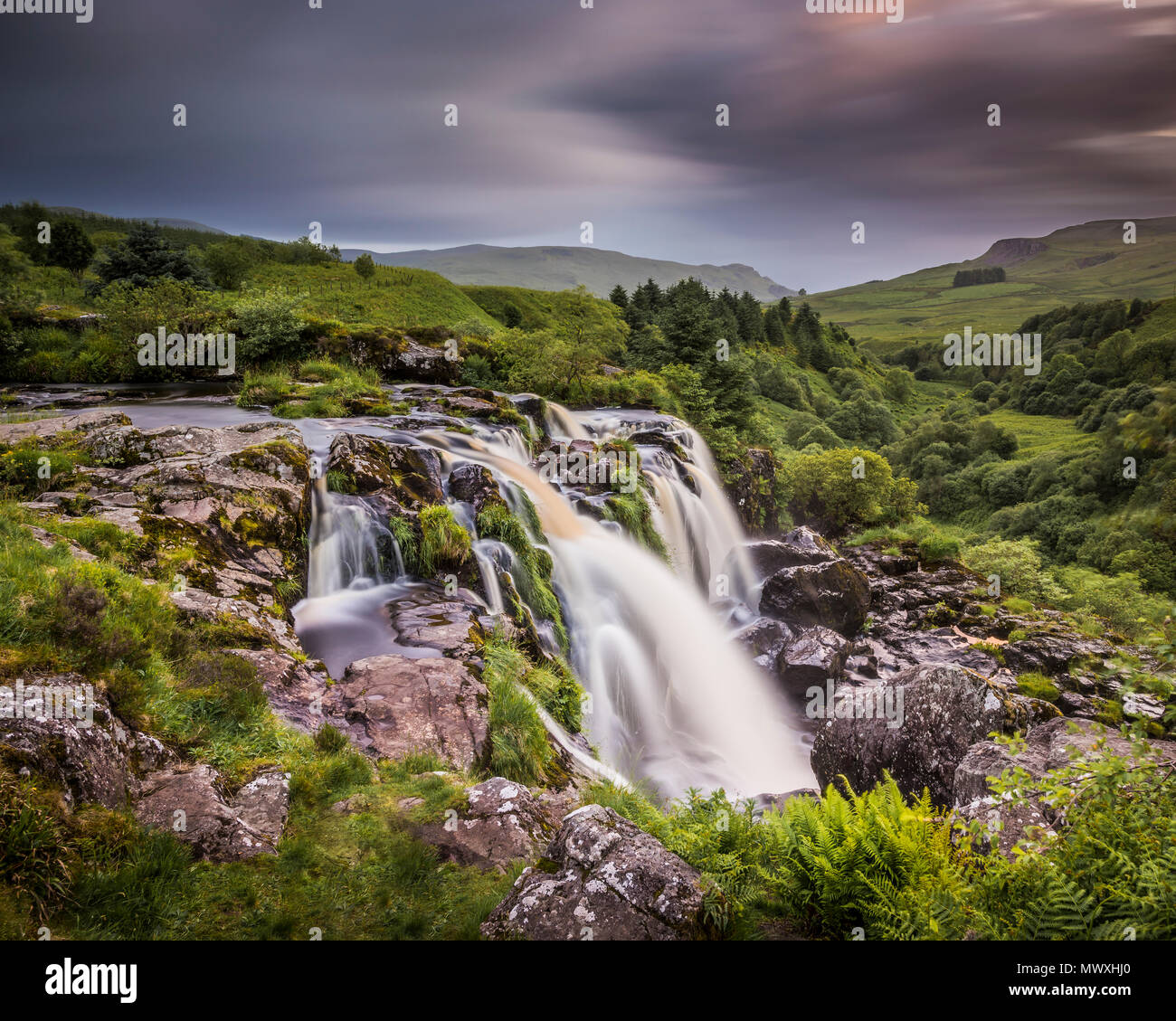 Coucher de soleil sur le Loup o Fintry, cascade près du village de Fintry, Stirlingshire, Scotland, Royaume-Uni, Europe Banque D'Images