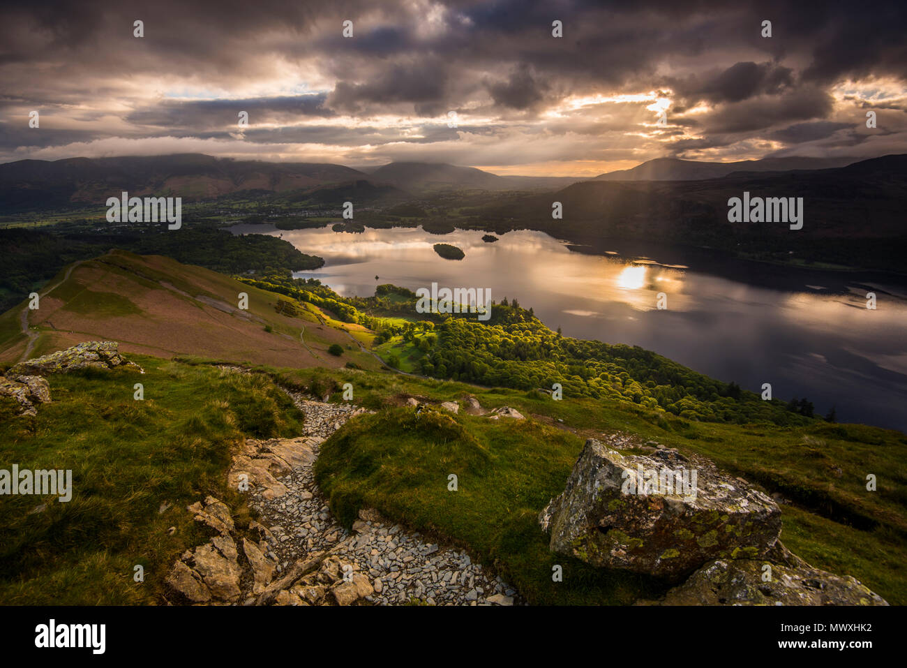 Lever du soleil sur Derwentwater à partir de la crête menant à Catbells dans le Parc National du Lake District, l'UNESCO, Cumbria, Angleterre, Royaume-Uni, Europe Banque D'Images