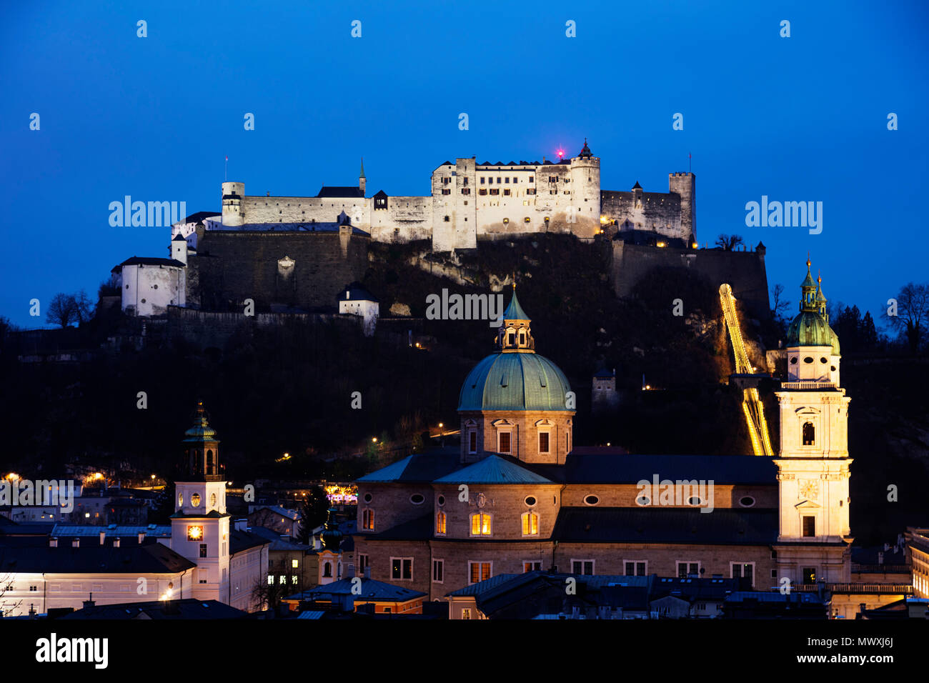 Vue sur la vieille ville, site du patrimoine mondial de l'UNESCO, et le château de Hohensalzburg au crépuscule, Salzburg, Autriche, Europe Banque D'Images