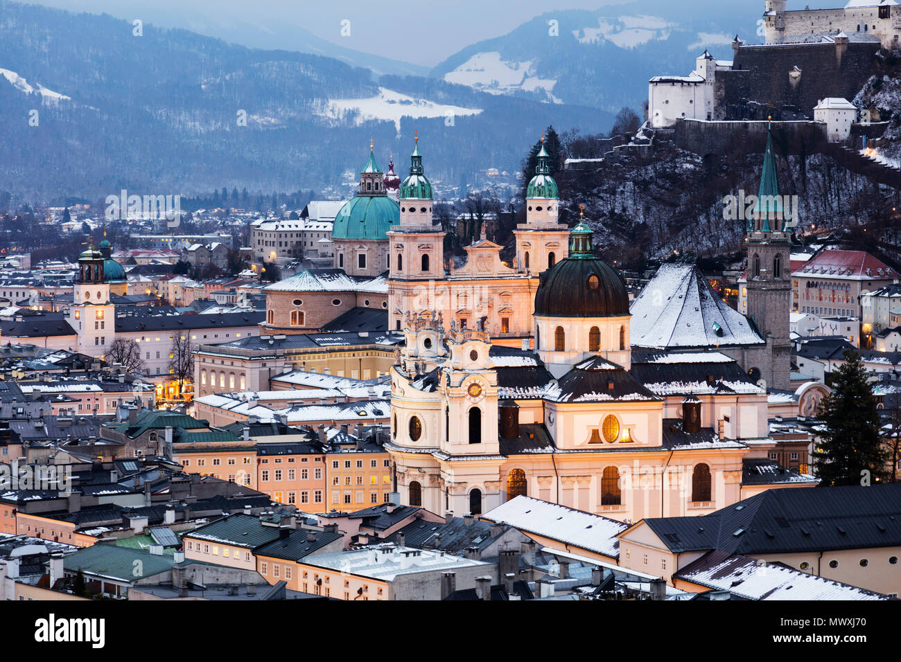 Vue sur la vieille ville, site du patrimoine mondial de l'UNESCO, la cathédrale de Salzbourg et à la brunante, Salzburg, Autriche, Europe Banque D'Images