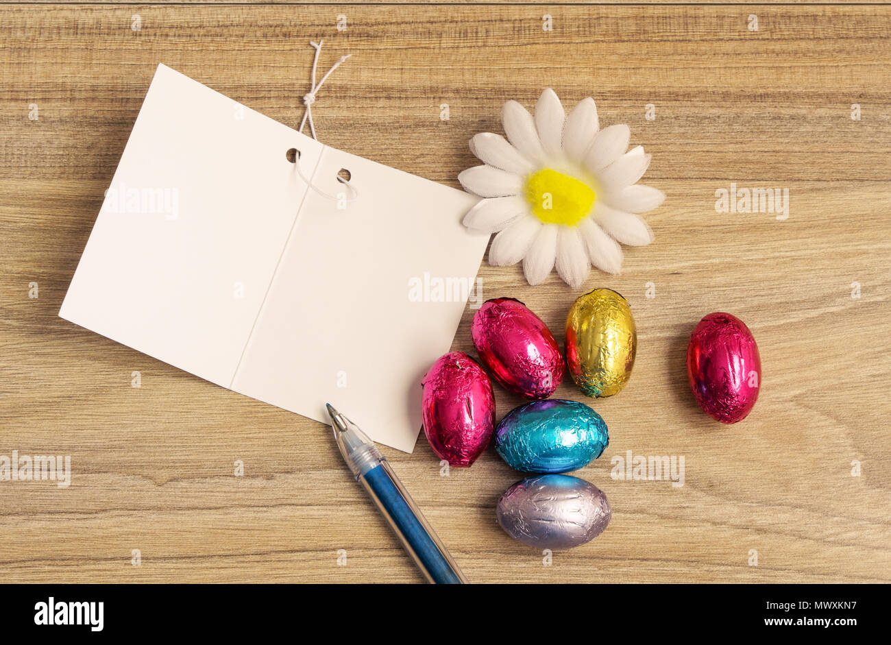 Concept de Pâques. Joyeuses Pâques journée avec des œufs, carte de souhaits sur table en bois avec l'exemplaire de l'espace. Banque D'Images Concept de Pâques. Joyeuses Pâques journée avec des œufs, carte de souhaits sur table en bois avec l'exemplaire de l'espace. Banque D'Images