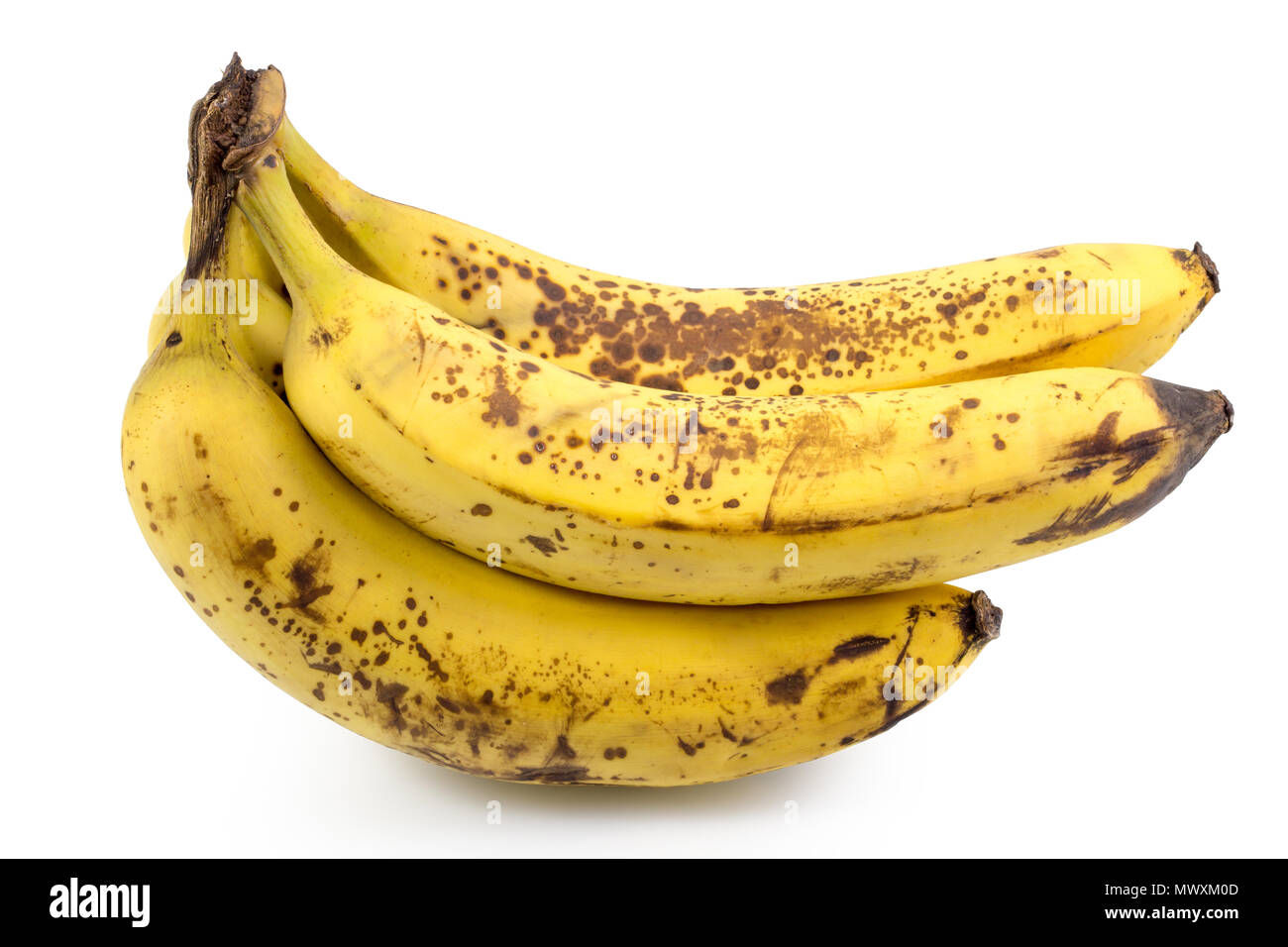 Les bananes jaunes mûrs fruits, bande de bananes mûres avec des taches sombres sur un fond blanc avec chemin de détourage. Banque D'Images
