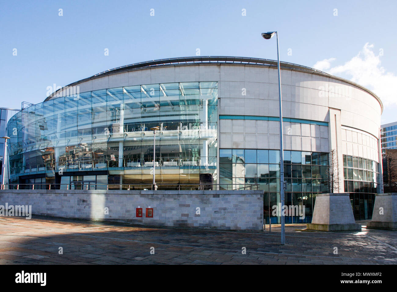 Vue extérieure de la Waterfront Hall, un spectaculaire concert hall and Conference Centre de Belfast, en Irlande du Nord Banque D'Images