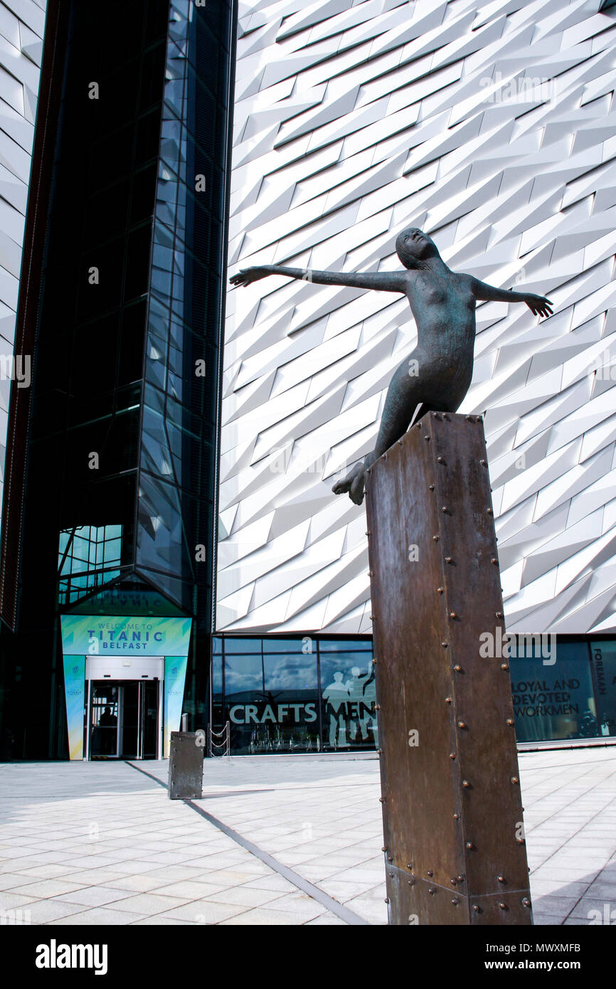 Titanica sculpture en face de Titanic Belfast, un musée à Belfast, en Irlande du Nord, a récemment nommé le leader mondial de l'Attraction Touristique Banque D'Images