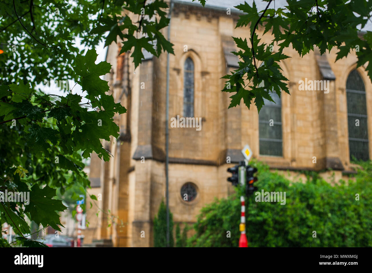 Scène de l'église historique à travers les arbres en un jour de pluie, Luxembourg Banque D'Images