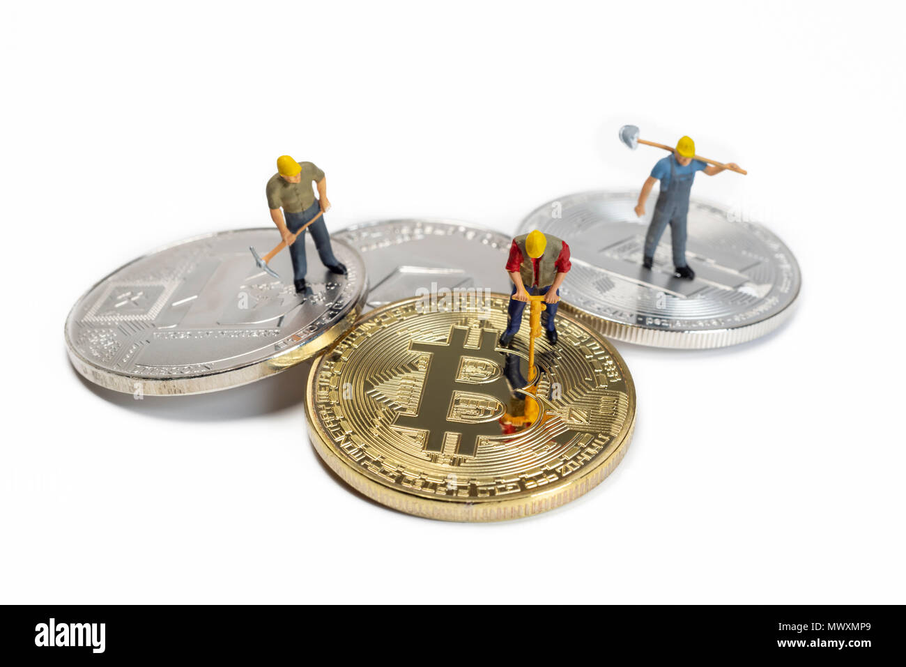 Les travailleurs de l'exploitation minière diverses Cryptocurrencies Miniature sur une surface blanche Banque D'Images