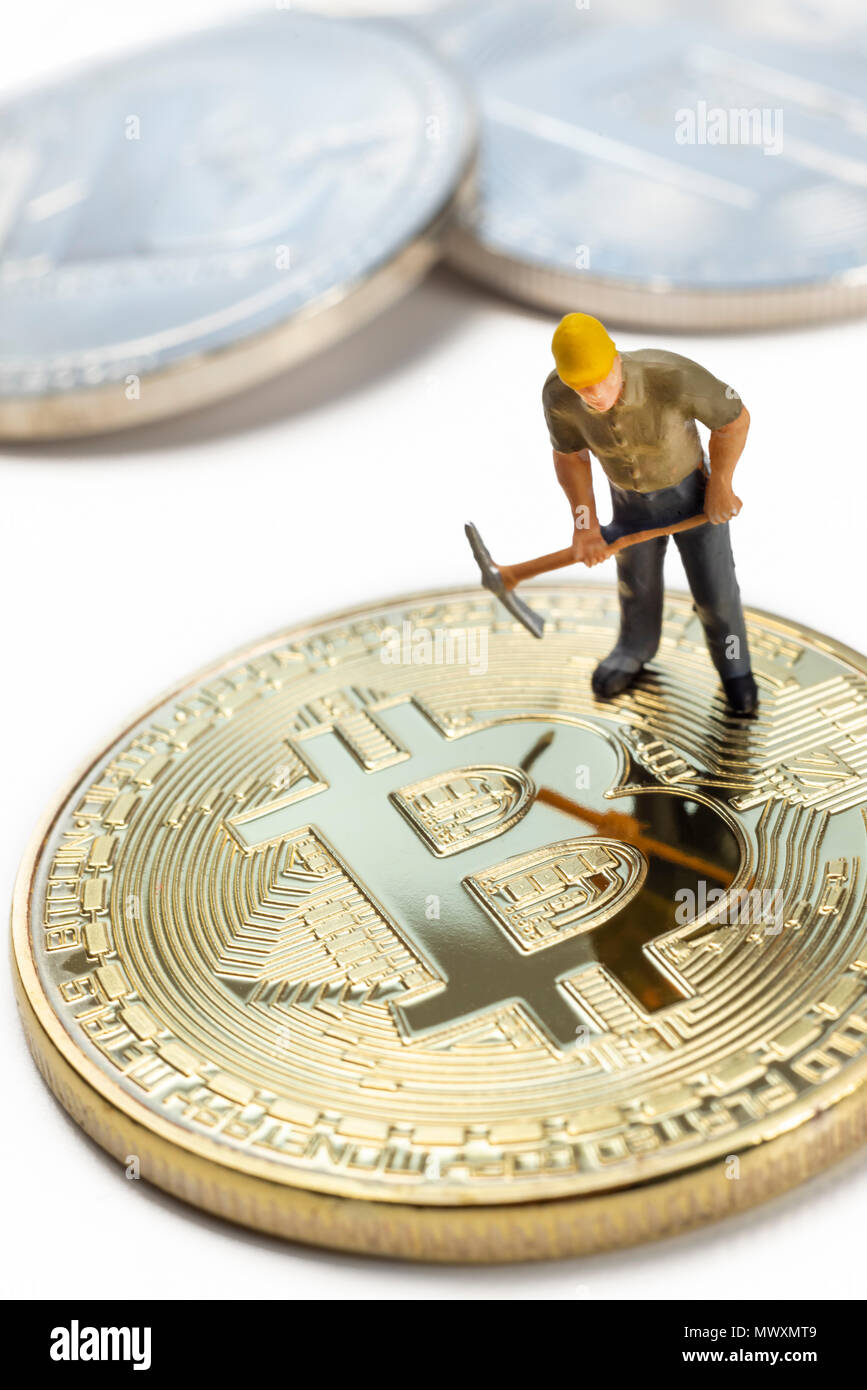 Travailleur miniature Bitcoin minière sur une surface blanche Banque D'Images