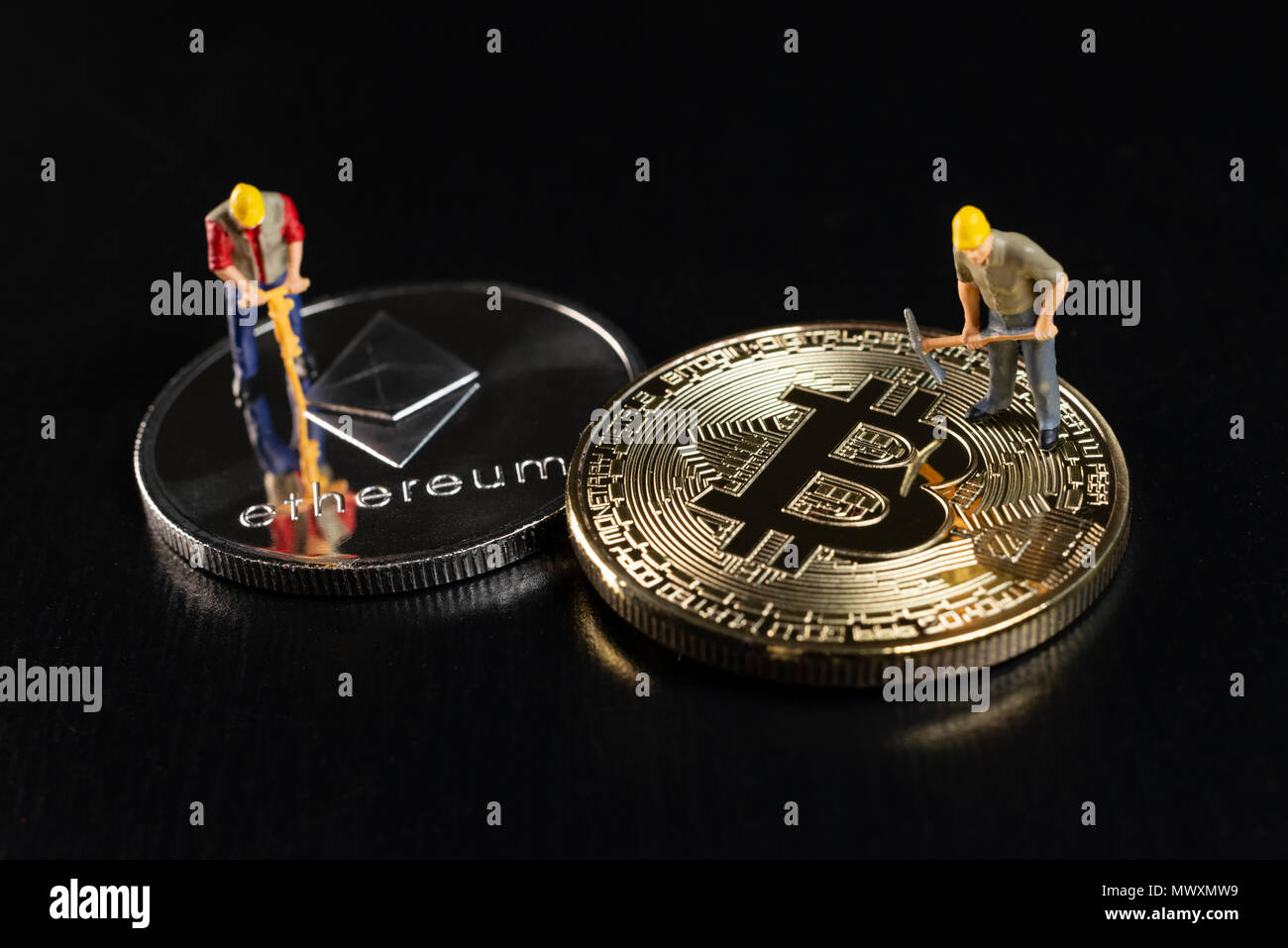 L'exploitation minière et les travailleurs miniature Ethereum Bitcoin Banque D'Images