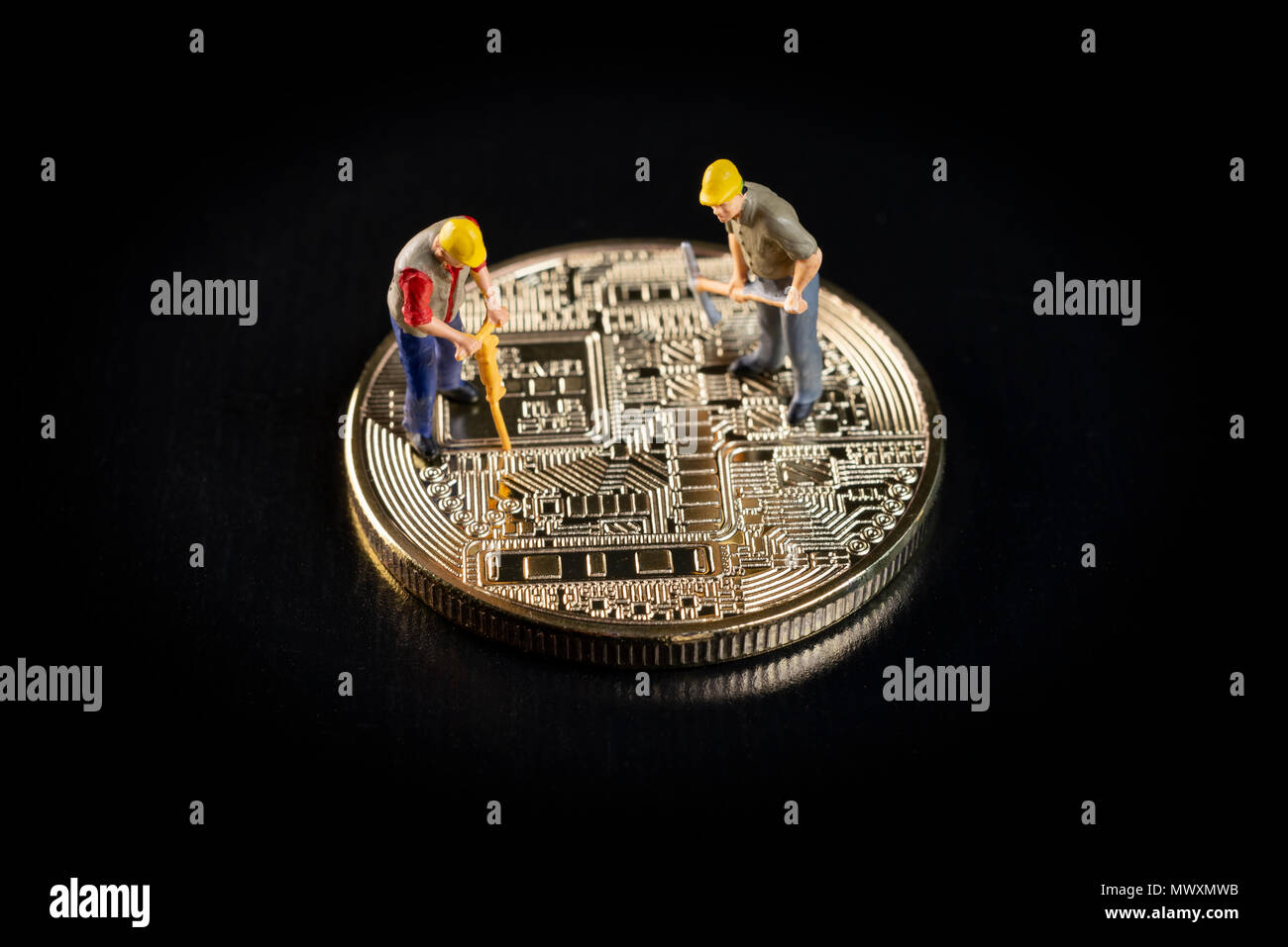 Les travailleurs de l'exploitation minière Cryptocurrency miniature Banque D'Images