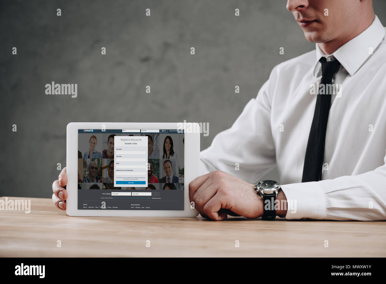 Cropped shot of businessman holding digital tablet avec linkedin site sur écran Banque D'Images