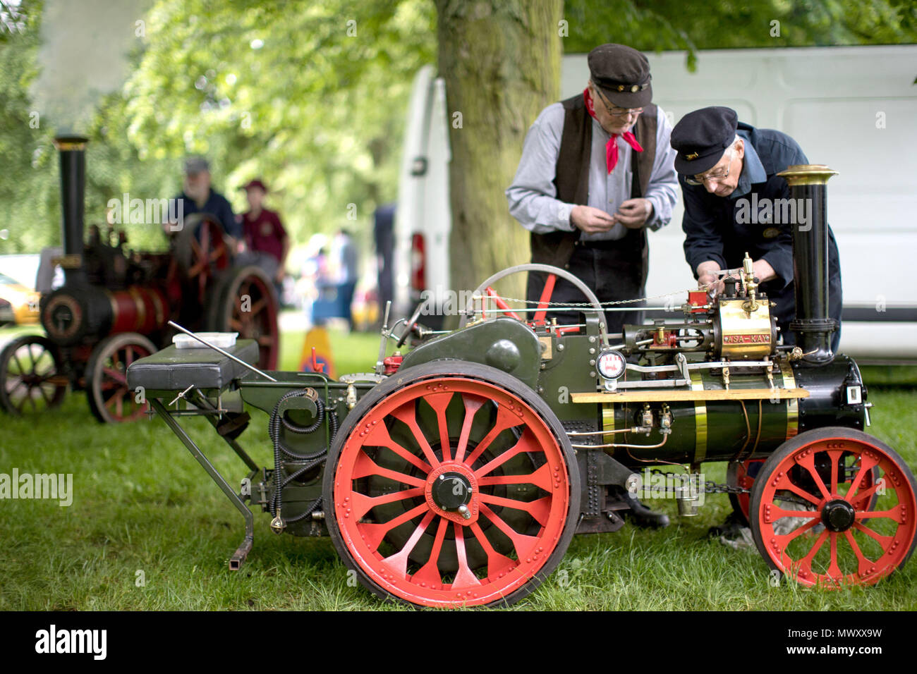 Deux hommes travaillent sur un moteur à vapeur à l'Himley Hall vintage fair à Dudley, West Midlands. Banque D'Images