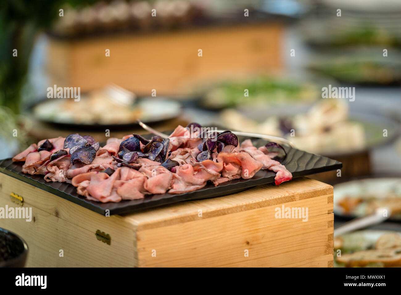 Des collations de viande sur la table du buffet Banque D'Images