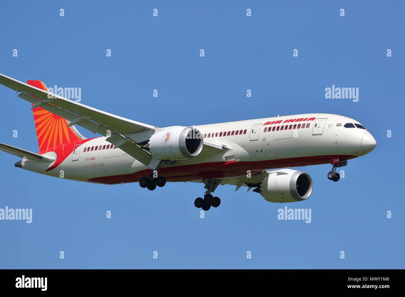 Boeing 787 Dreamliner d'Air India ANQ-VT à l'atterrissage à l'aéroport Heathrow de Londres, UK Banque D'Images