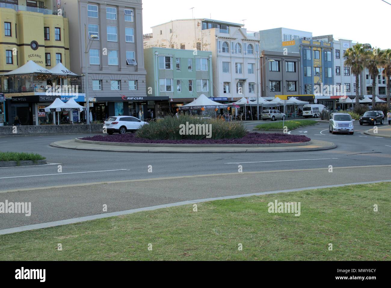 La circulation au rond-point dans la banlieue de Sydney, Australie, Bondi. Des voitures en mouvement sur rond-point à la rue Campbell parade dans la ville Australienne de Sydney. Banque D'Images