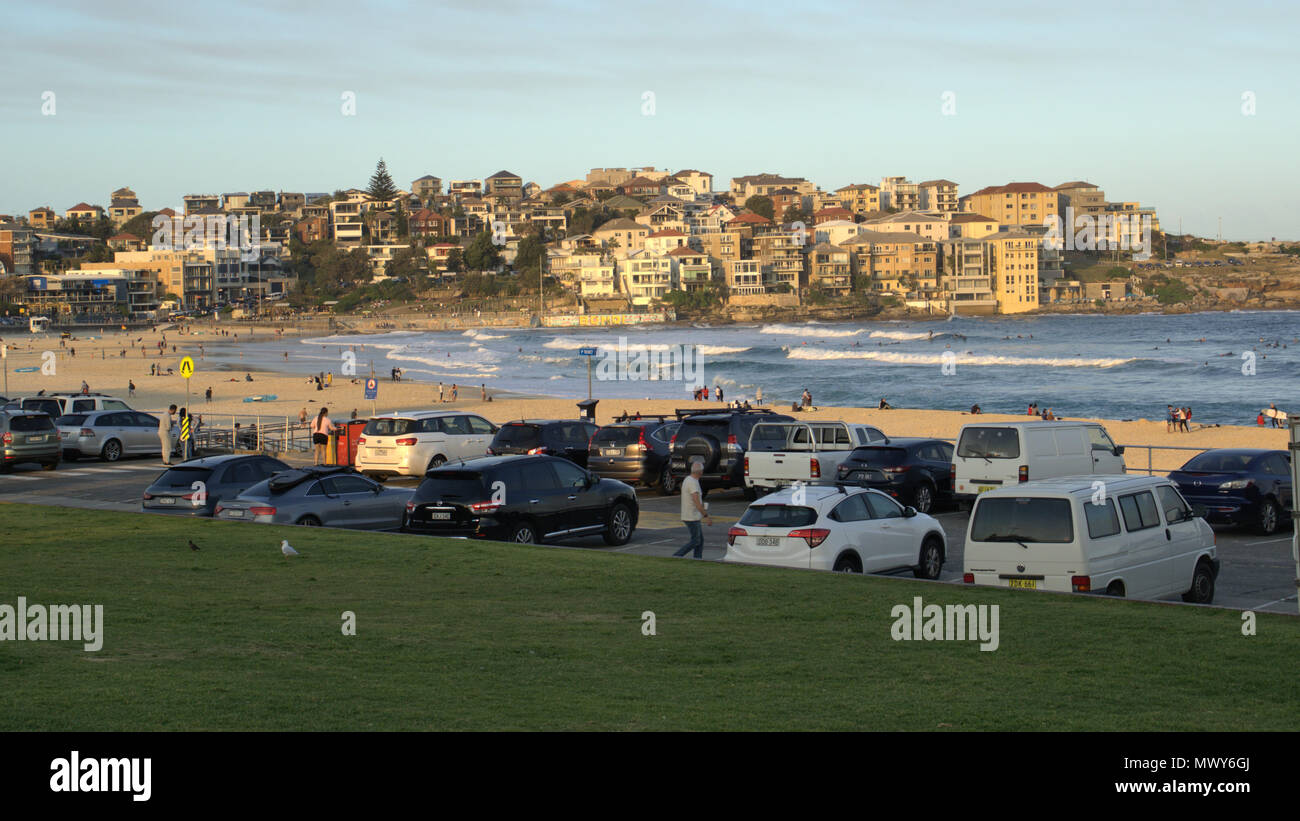 Les véhicules stationnés à Bondi Beach à Sydney en Australie. Parking à la plage de Bondi. Banque D'Images