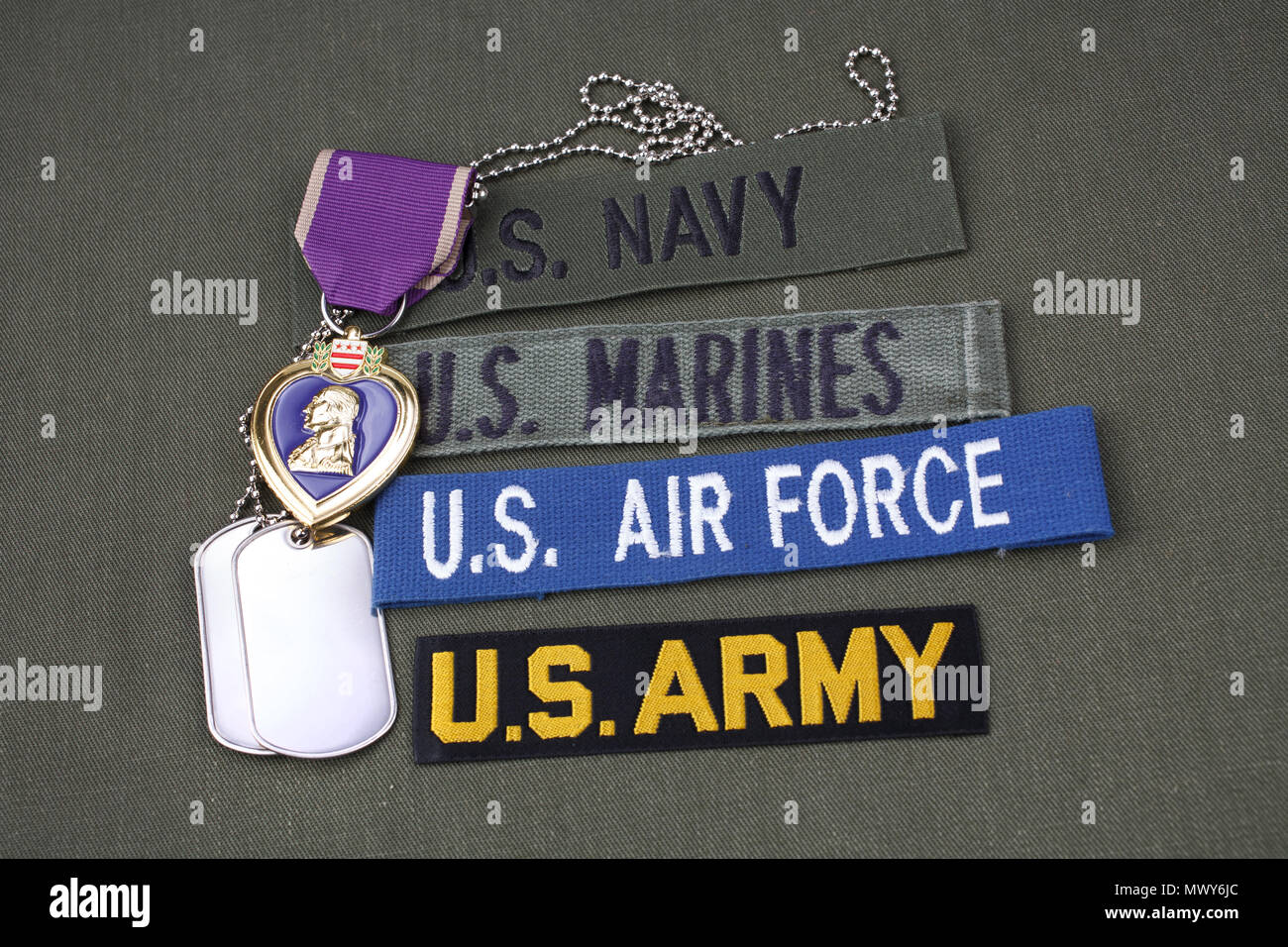 KIEV, UKRAINE - le 11 novembre 2017. Vétéran de l'armée américaine concept avec Purple Heart Award sur l'uniforme vert olive Banque D'Images