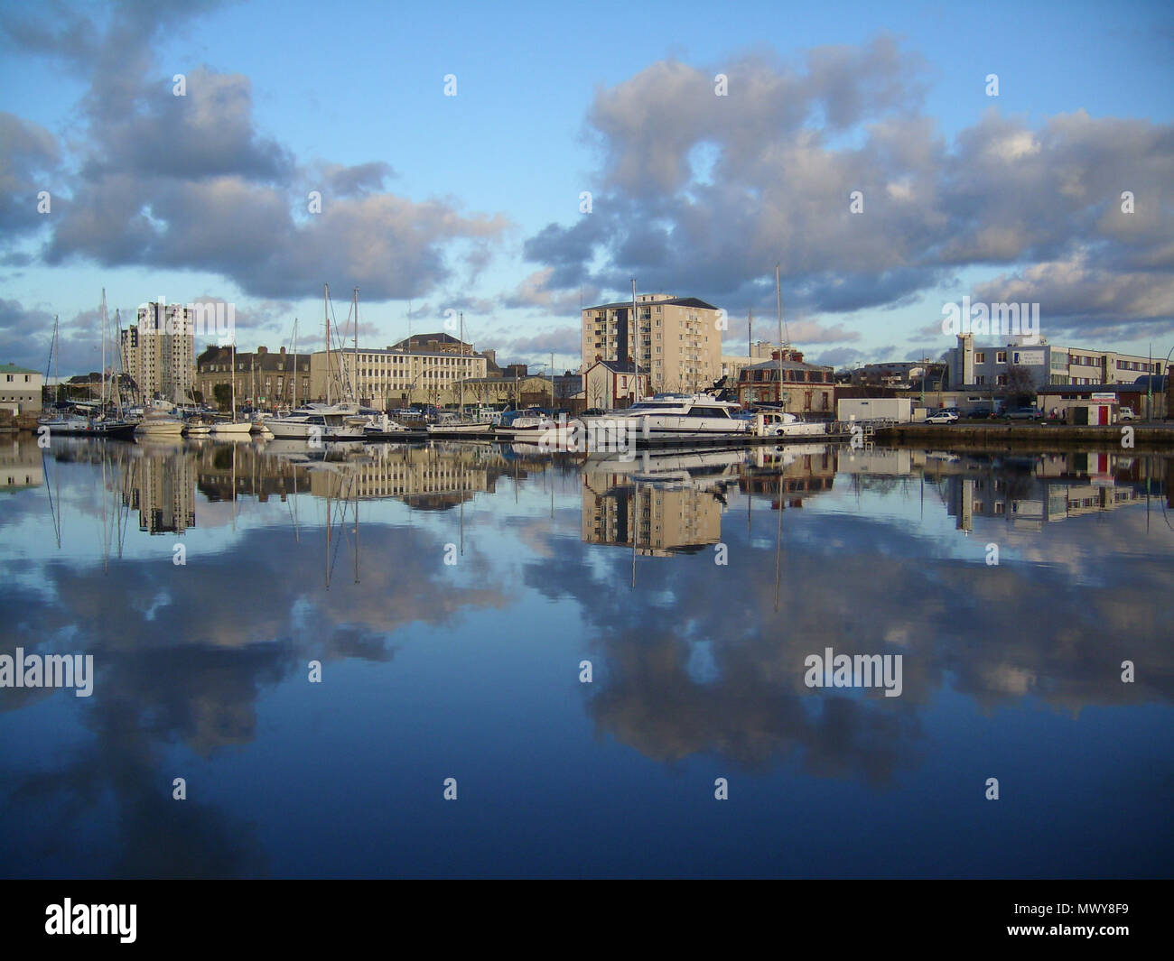 . Cherbourg-Octeville English : Vu du bassin du Commerce en hiver. Tours du Casino, hôte Epron, commisariat, DDE, marina, lycée caméra maritime location 49° 38' 15" N, 1° 37' 17.76" W Voir ce et d'autres images sur : OpenStreetMap - Google Earth ; 49,637500 -1.621600 . 3 janvier 2010. HaguardDuNord (talk) 22:33, 26 April 2010 (UTC) 126, Bassin de commerce de Cherbourg sous le soleil d'hiver (2) Banque D'Images