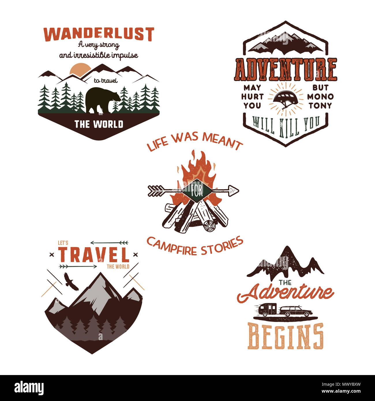 Aventure Vintage tee shirts conçoit, à l'été. logo Les étiquettes de voyage à la main. Explorer la montagne, wanderlust, emblèmes de l'expédition. Logo de l'été. Isolé sur fond blanc. Banque D'Images