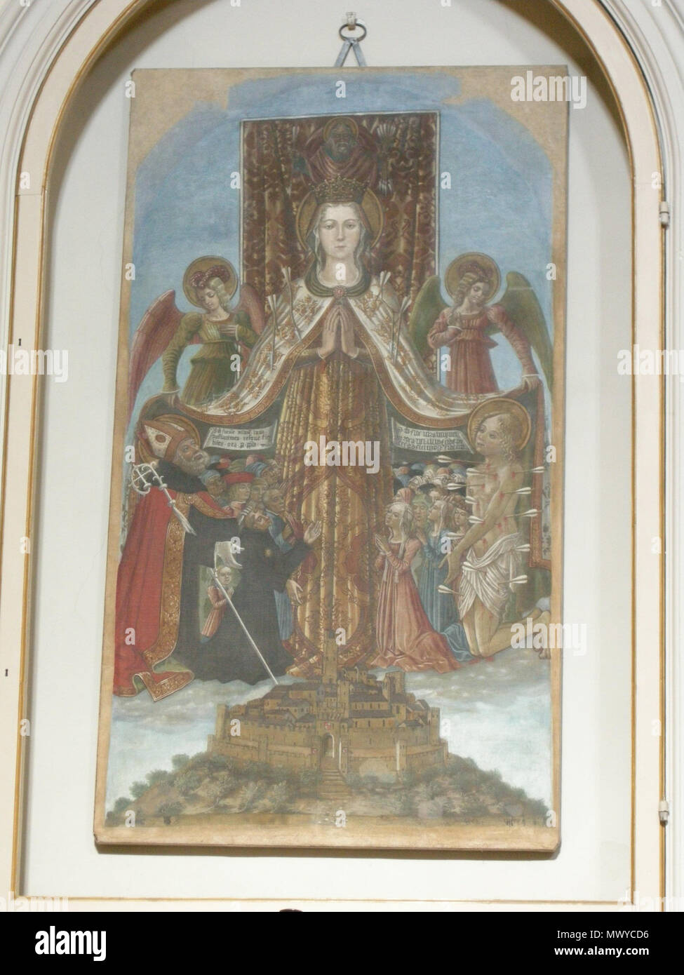 . Madonna della Misericordia di . 1472 ; 2010-09-12 05:38:13. sailko 143 Corciano, santa maria , Madonna della Misericordia di Benedetto Bonfigli Banque D'Images