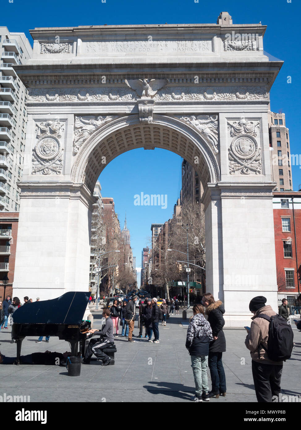 Jouer du piano par l'arche de Washington Square Park à Manhattan Banque D'Images