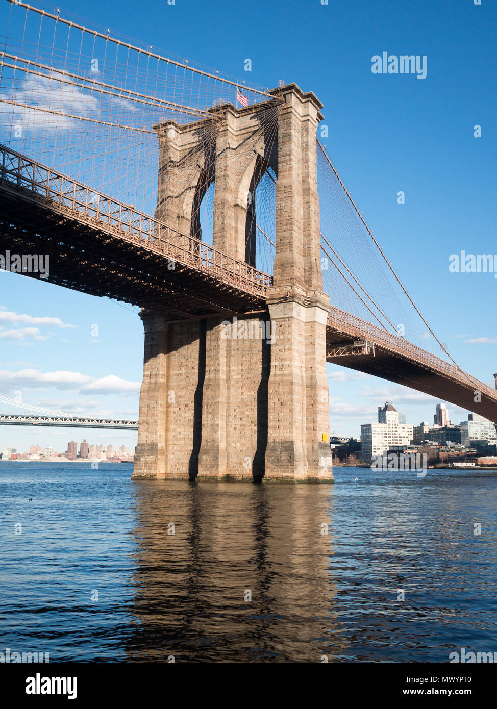 Le Pont de Brooklyn au cours de l'East River vu de Manhattan Banque D'Images