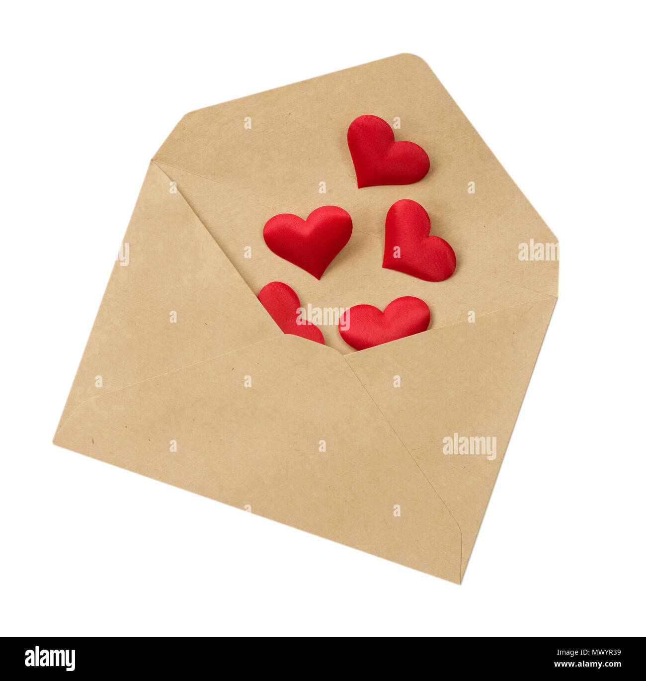 Plusieurs cœurs de soie rouge battant arrière sur une enveloppe postale faite de papier kraft isolé sur fond blanc Banque D'Images