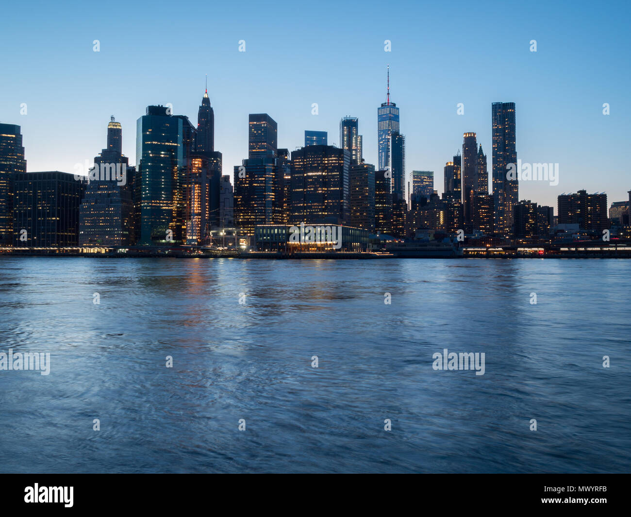 Manhattan vu depuis Brooklyn dans la lumière au coucher du soleil Banque D'Images