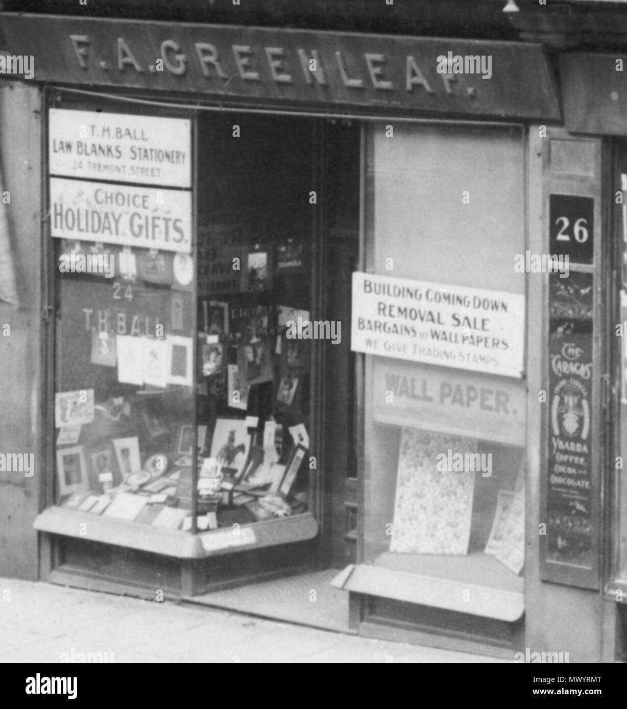 . Shop de T.H. Ball (papeterie) ; F.A. Greenleaf ; n°24 Tremont Street, Boston, Massachusetts. [Détail de : vue extérieure du Musée de Boston, avec des magasins au niveau de la rue, Boston, Massachusetts] . vers 1903[7]. Auteur inconnu 12 1903 THBall FAGreenleaf BostonMuseum TremontSt 24LC Boston Banque D'Images