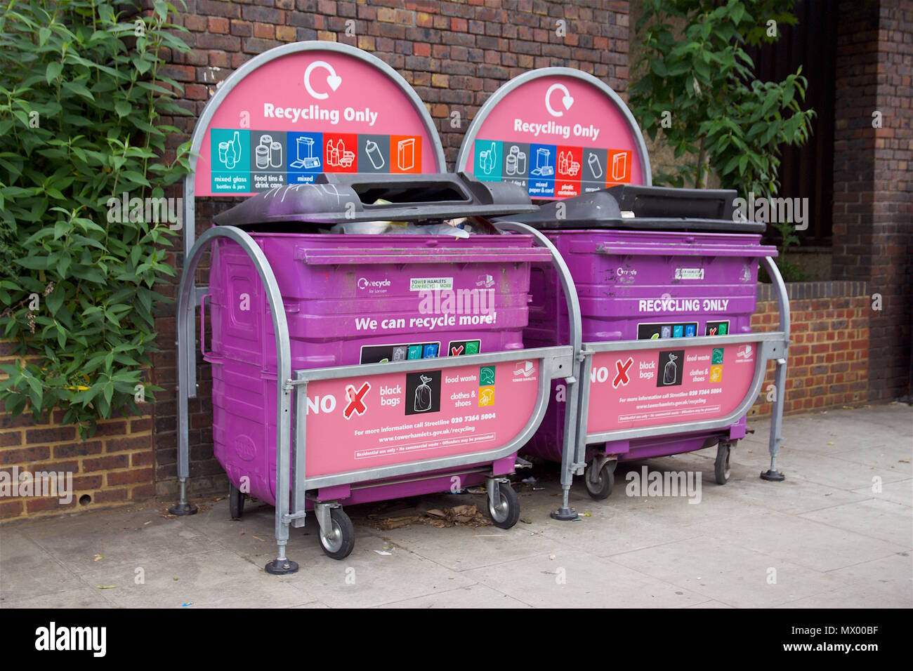 Deux bacs de recyclage pourpre de Tower Hamlets, East London Banque D'Images