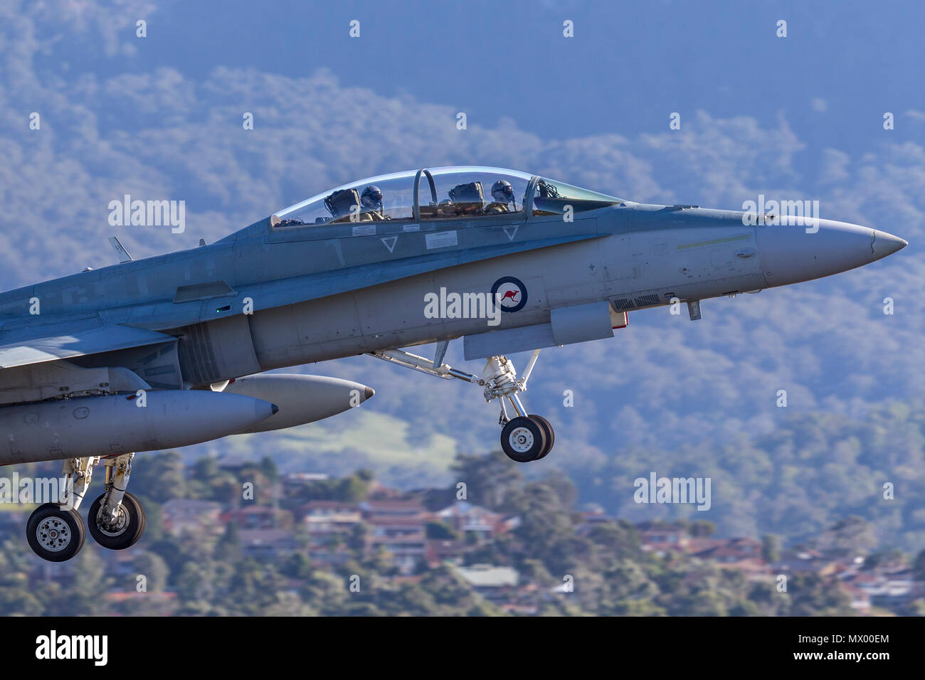 Royal Australian Air Force (RAAF) McDonnell Douglas F/A-18B jet Hornet décollant de l'aéroport régional de Illawarra. Banque D'Images