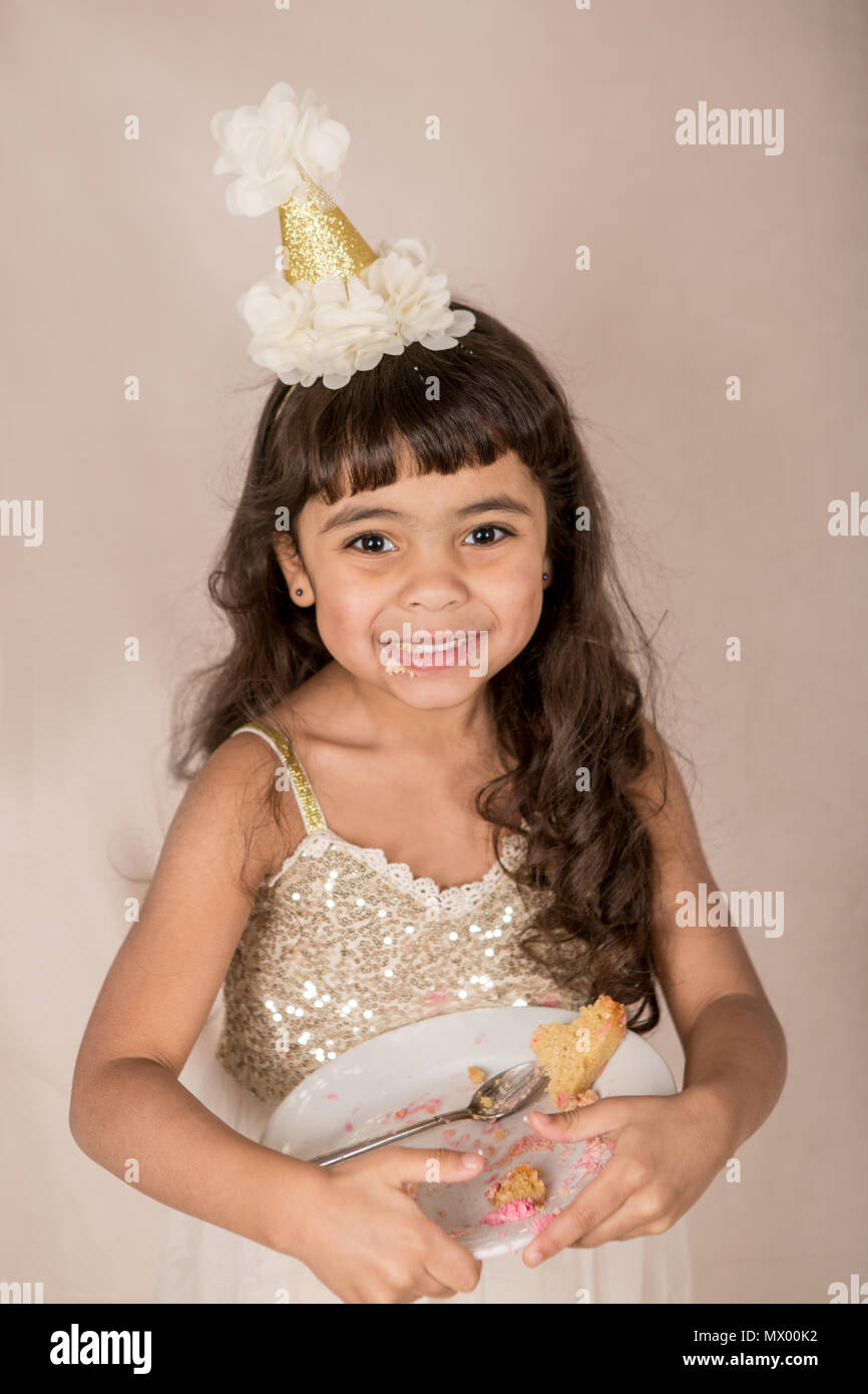 Petite Fille Teint Fonce De 5 Ans Portant La Couronne D Anniversaire Et De Manger Le Gateau D Anniversaire Photo Stock Alamy Petite Fille Teint Fonce De 5 Ans Portant La Couronne D Anniversaire Et De Manger Le Gateau D Anniversaire Photo Stock Alamy