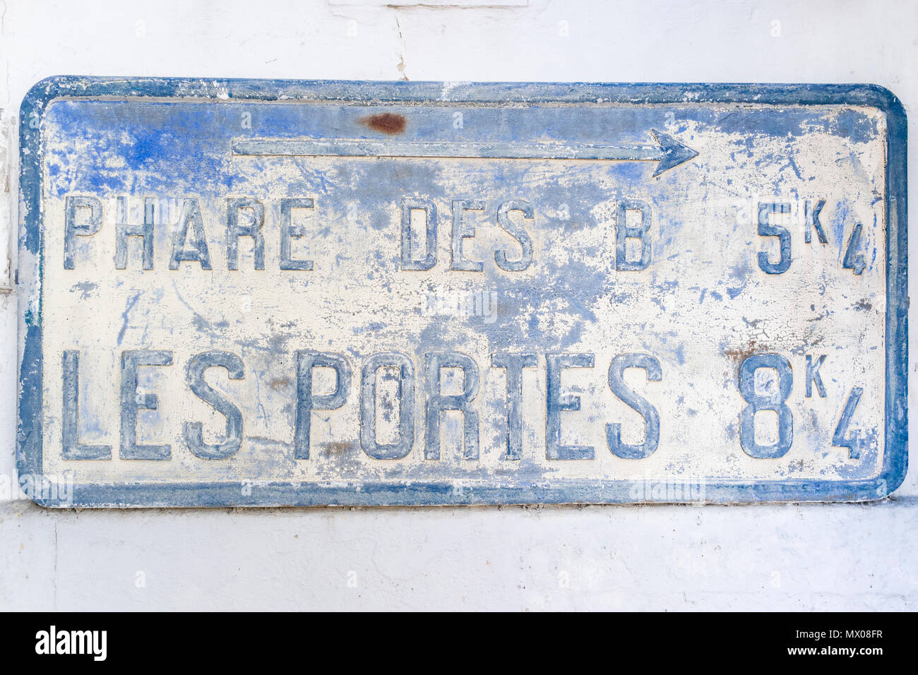 Panneau routier directive sur un mur, l'ancienne plaque de métal, Ars en Ré, Ile de Ré, Charente Maritime, France Banque D'Images