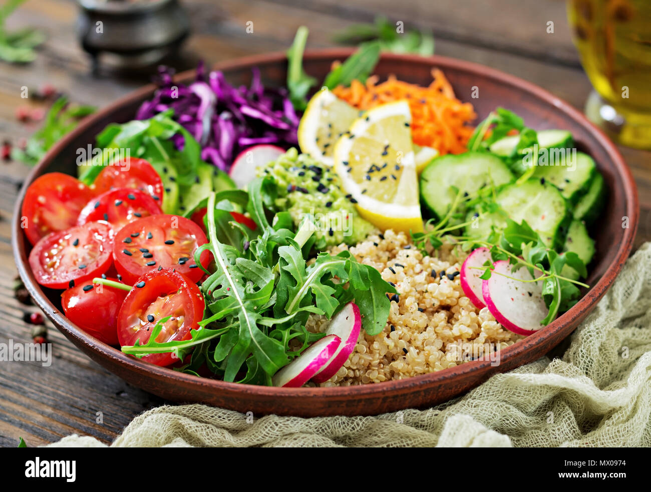 Bol Bouddha végétariens avec le quinoa et les légumes frais. Concept d'aliments sains. Salade vegan. Banque D'Images