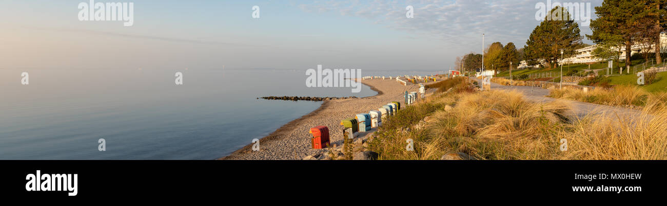 Photo de paysage au bord de la promenade de la mer Baltique dans la matinée avec l'herbe et des chaises de plage, copy space Banque D'Images