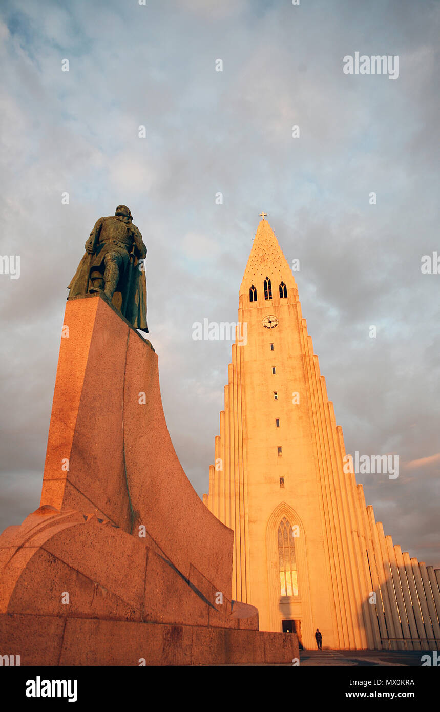 Soleil de minuit sur l'église Hallgrimskirkja (Islande), la cathédrale de Reykjavik, Islande, régions polaires Banque D'Images