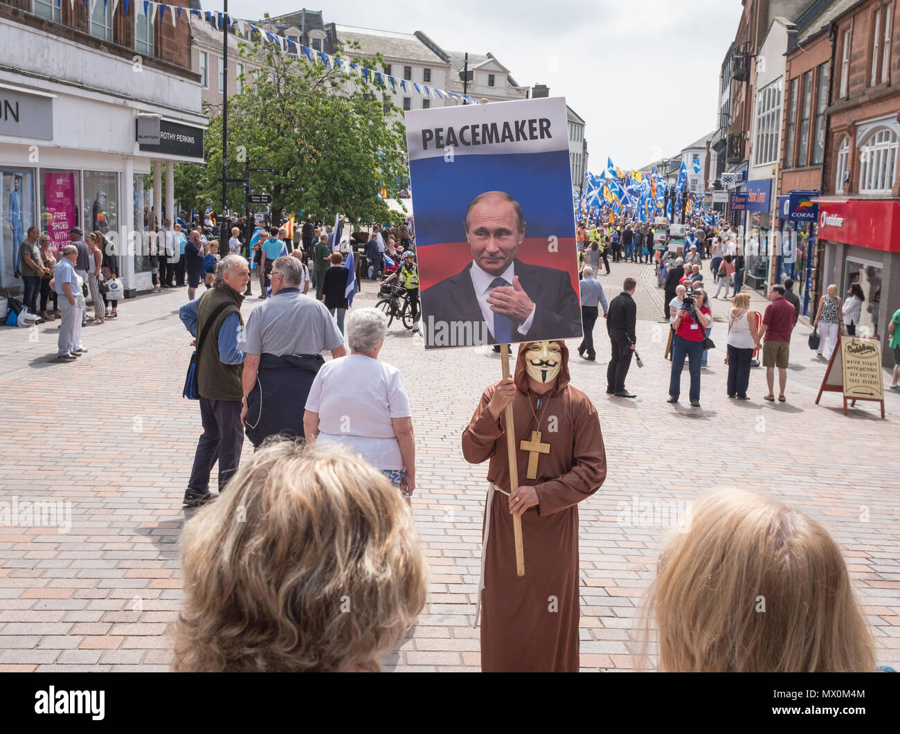 Le centre-ville de Dumfries, le 2 juin 2018, un manifestant porte un masque de Guy Fawkes et tenant une pancarte avec une image de Vladimir Poutine. Banque D'Images