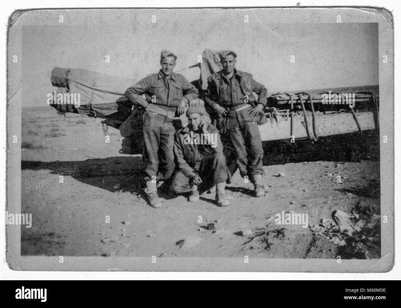 Soldats de la Royal Artillery posant devant un canon de campagne de 6 pouces à obusier, campagne du désert occidental, Tobrouk, désert libyen, campagne nord-africaine 1941 1942, seconde Guerre mondiale Banque D'Images Soldats de la Royal Artillery posant devant un canon de campagne de 6 pouces à obusier, campagne du désert occidental, Tobrouk, désert libyen, campagne nord-africaine 1941 1942, seconde Guerre mondiale Banque D'Images