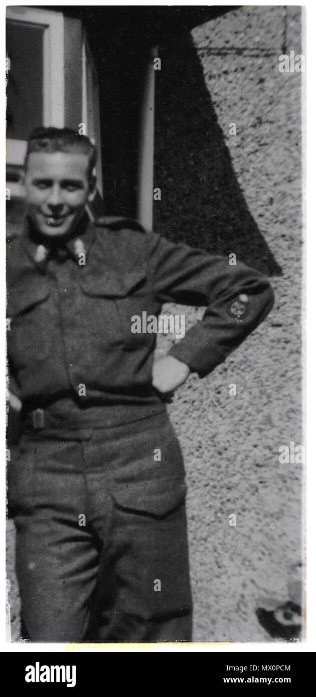 Soldat à la maison en congé à l'extérieur de la maison de ses parents au Royaume-Uni, avant de se rendre au Moyen-Orient en 1940 Banque D'Images