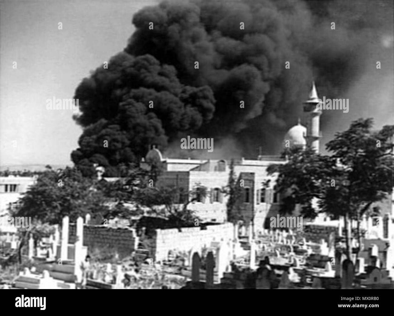 . Anglais : 1940-09. Haïfa. - DESTRUCTION DES GRAVES MUSULMANS-COUR ET LA MOSQUÉE PAR ISTIKLAL BOMBARDIER ITALIEN. (En négatif) Office. Septembre 1940. non mentionné probablement la Force de défense australienne 90 Bombardement de Haïfa 11 Banque D'Images