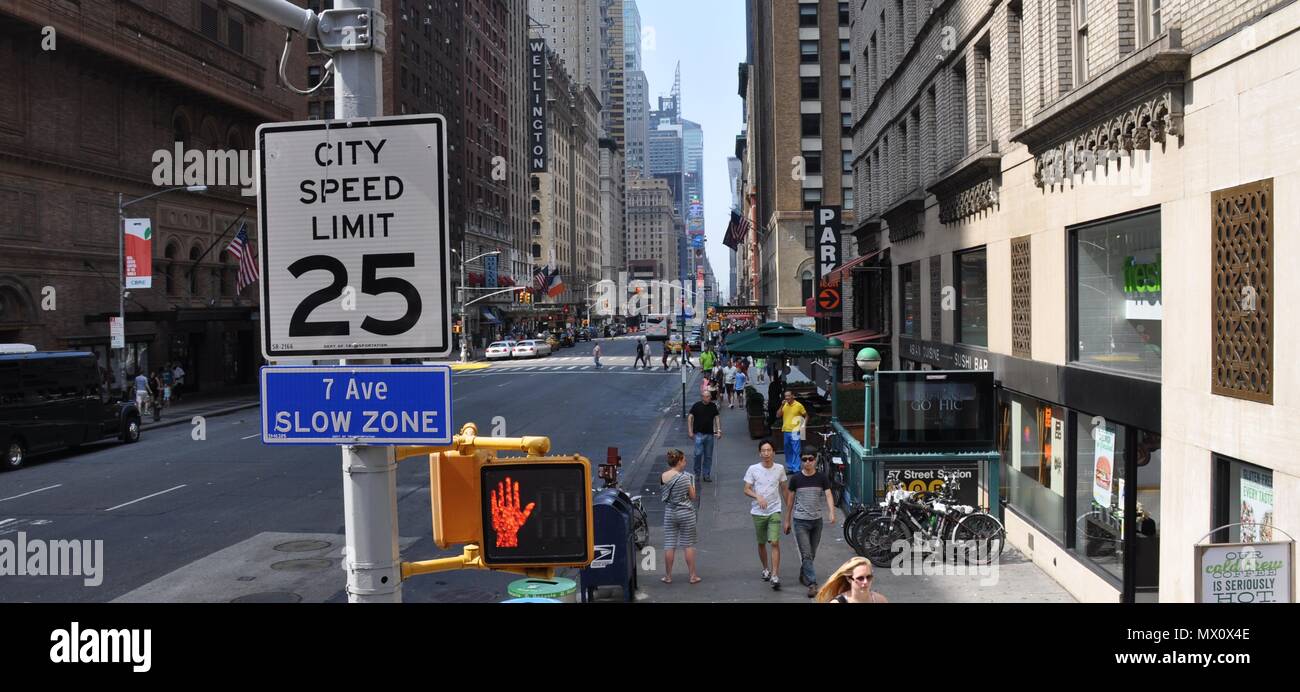 Rues de New York City avec plaque de rue de la limite de vitesse à l'avant, New York, United States Banque D'Images
