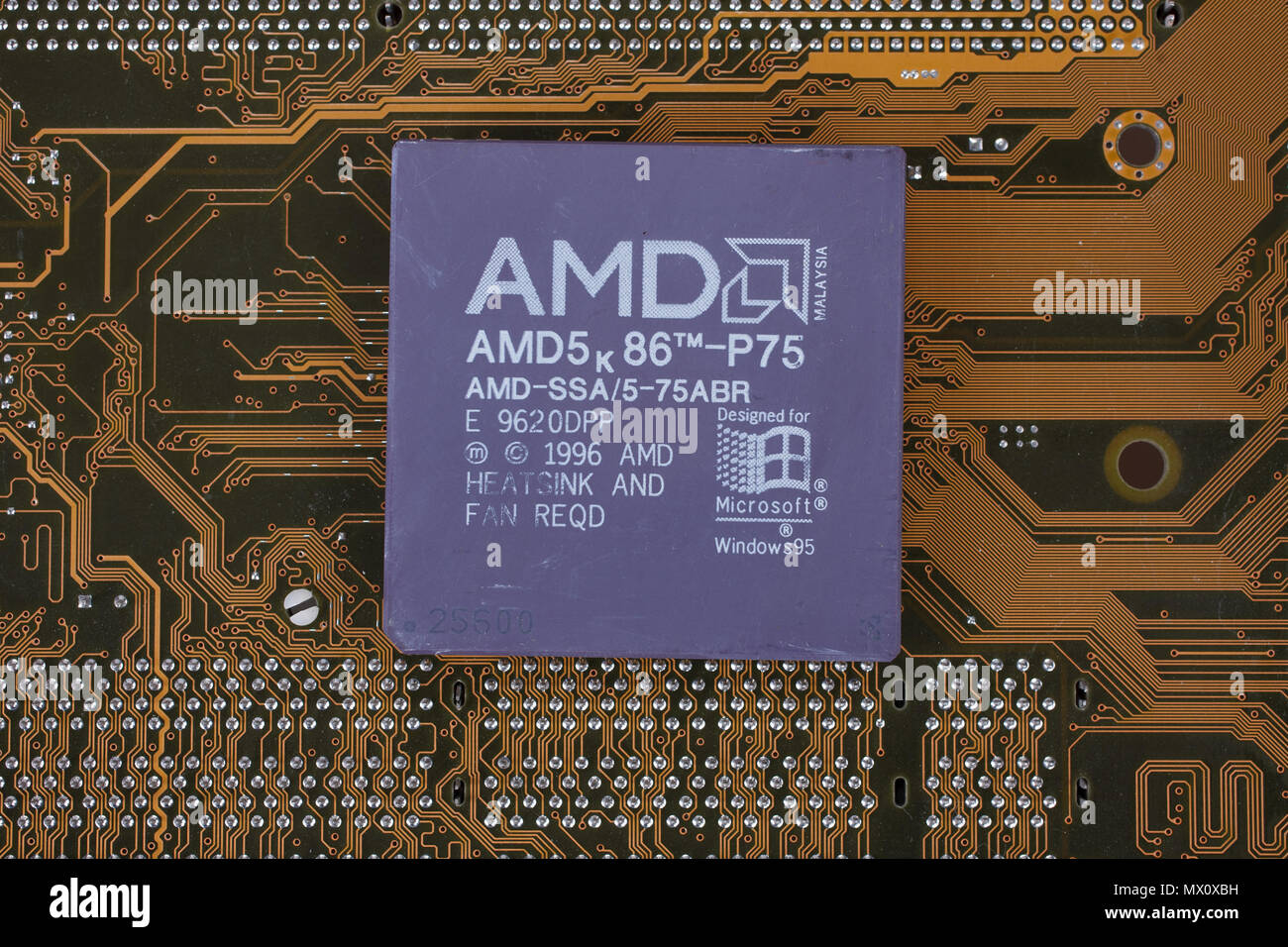 Kiev, UKRAINE - le 28 janvier 2018. AMD 5K86 - P75 processeur sur la carte mère. Banque D'Images